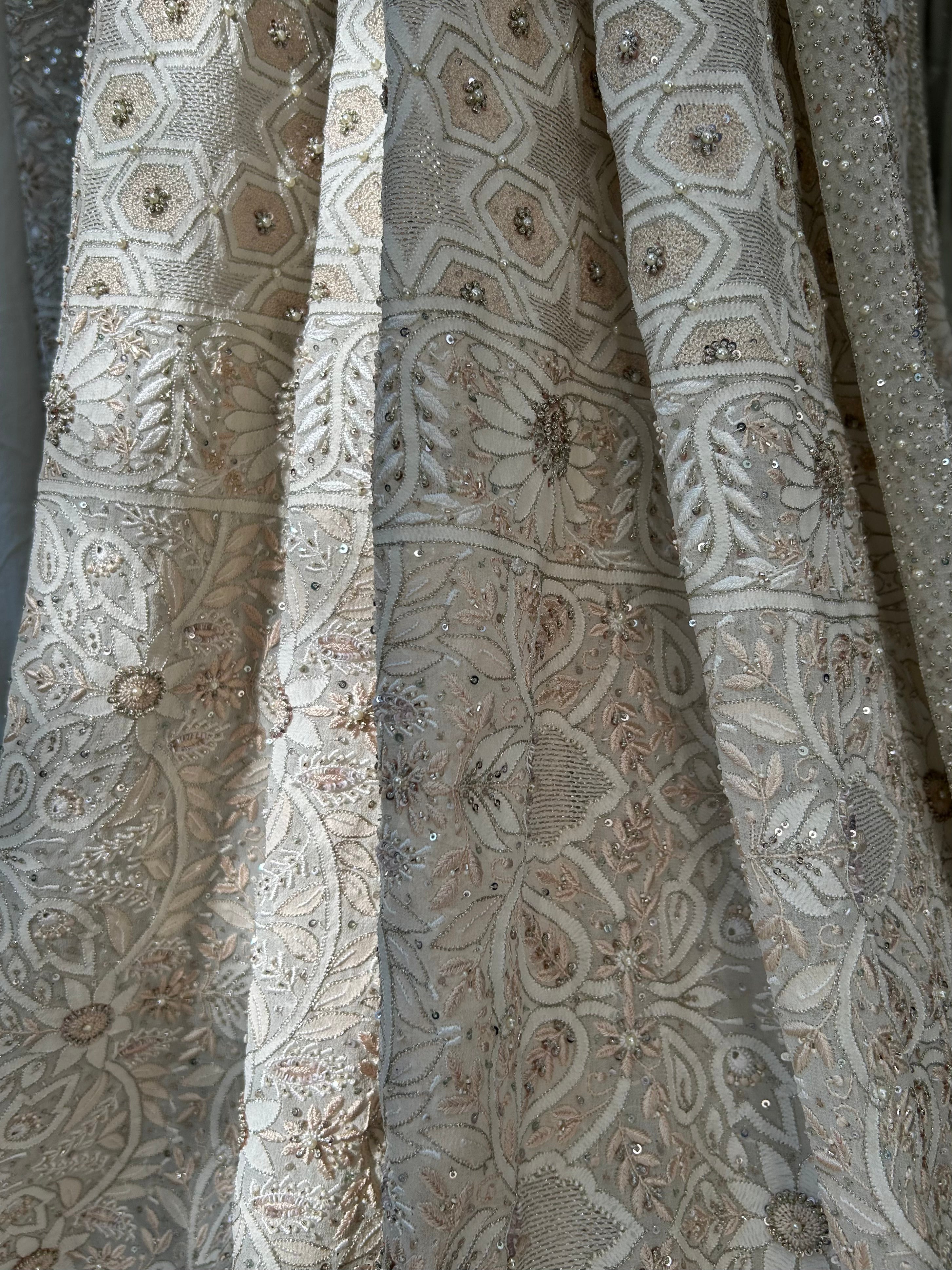 Premium Off White Georgette Ek -Taar Resham Thread Chikankari Saree