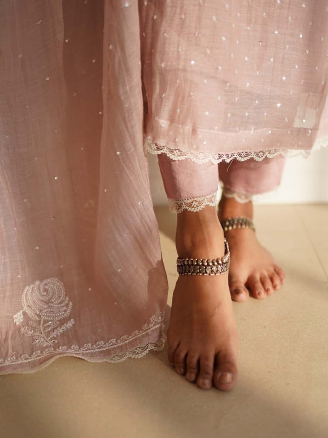 Tikki Chaak Kurta Set With Lucknowi Chikankari